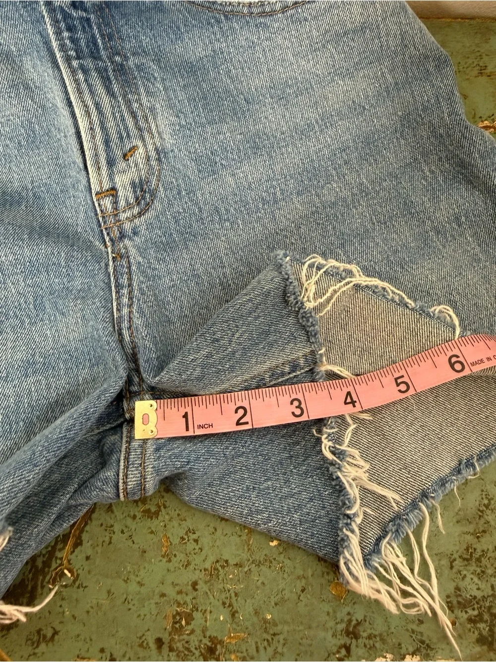 Abercrombie & Fitch CURVE LOVE Ultra High Rise 90s Straight Cut Off Shorts 25S